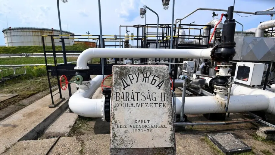 La estación receptora del oleoducto de Druzhba en la frontera húngara con una placa conmemorativa sobre su construcción. Foto: Attila Kisbenedek.