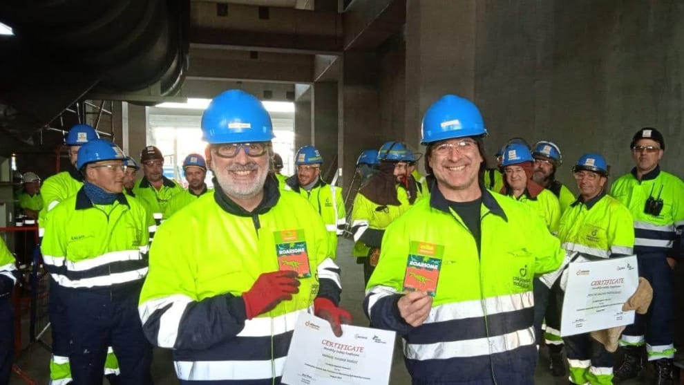 Jesús Galván y Manuel Balber recibiendo un premio en Aberdeen, Escocia, por un proyecto de seguridad en el trabajo. Foto: cedida a Público
