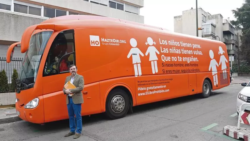 Imagen de archivo de Ignacio Arsuaga, presidente de HazteOír ante el famoso autobús propagandístico de la entidad. Foto: EFE