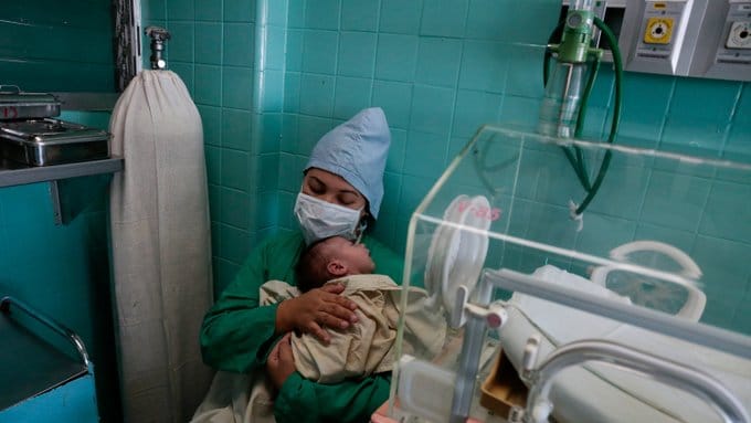 Liagny Acosta sostiene a su bebé de dos semanas, Aíran, que está hospitalizado por una enfermedad respiratoria en La Habana. Foto: The New York Times