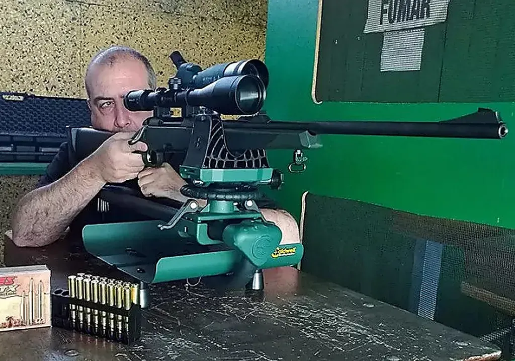 Imagen de archivo del asesor de Vox en Cantabria empuñando un rifle. Foto: vía El Correo