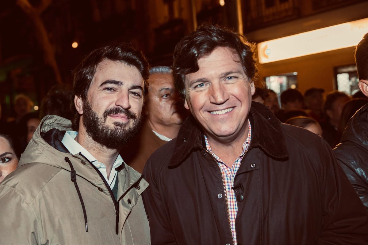 Imagen de archivo de Juan García-Gallardo, exvicepresidente de Castilla y León y exmiembro de Vox, junto con el comentarista estadounidense Tucker Carlson. Foto: @juan_ggallardo (X)
