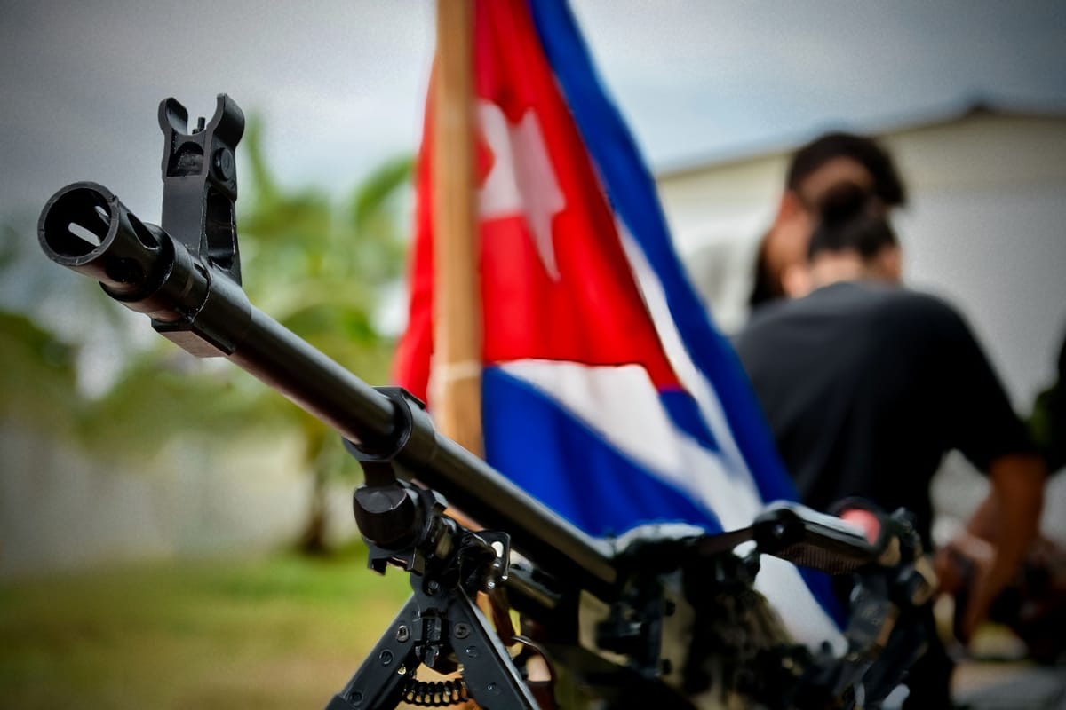 Imagen de archivo de una ametralladora de las Fuerzas Armadas Revolucionarias de Cuba. Foto: @MinfarC (X)