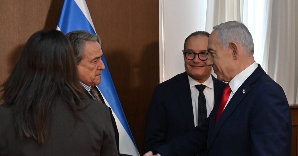 Hermann Tertsch, eurodiputado de Vox, estrechando la mano con Benjamin Netanyahu. Foto: @hermanntertsch (X)