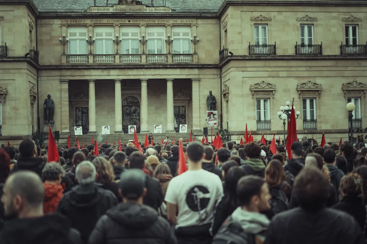 Homenaje del Movimiento Socialista a los obreros asesinados el 3 de marzo de 1976 en la huelga de Gasteiz (Araba). Foto: Gedar Langile Kazeta