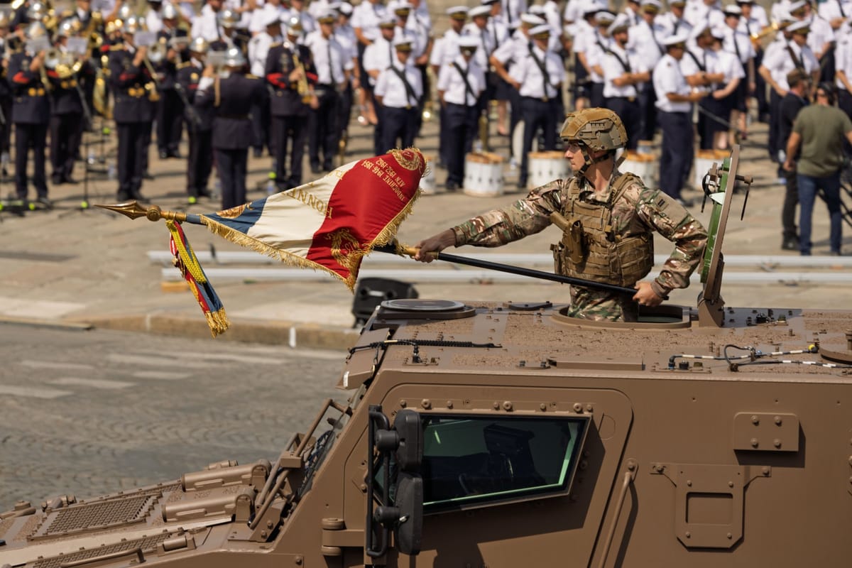 Imagen de archivo de un desfile militar en París. Foto: @Armees_Gouv (X)