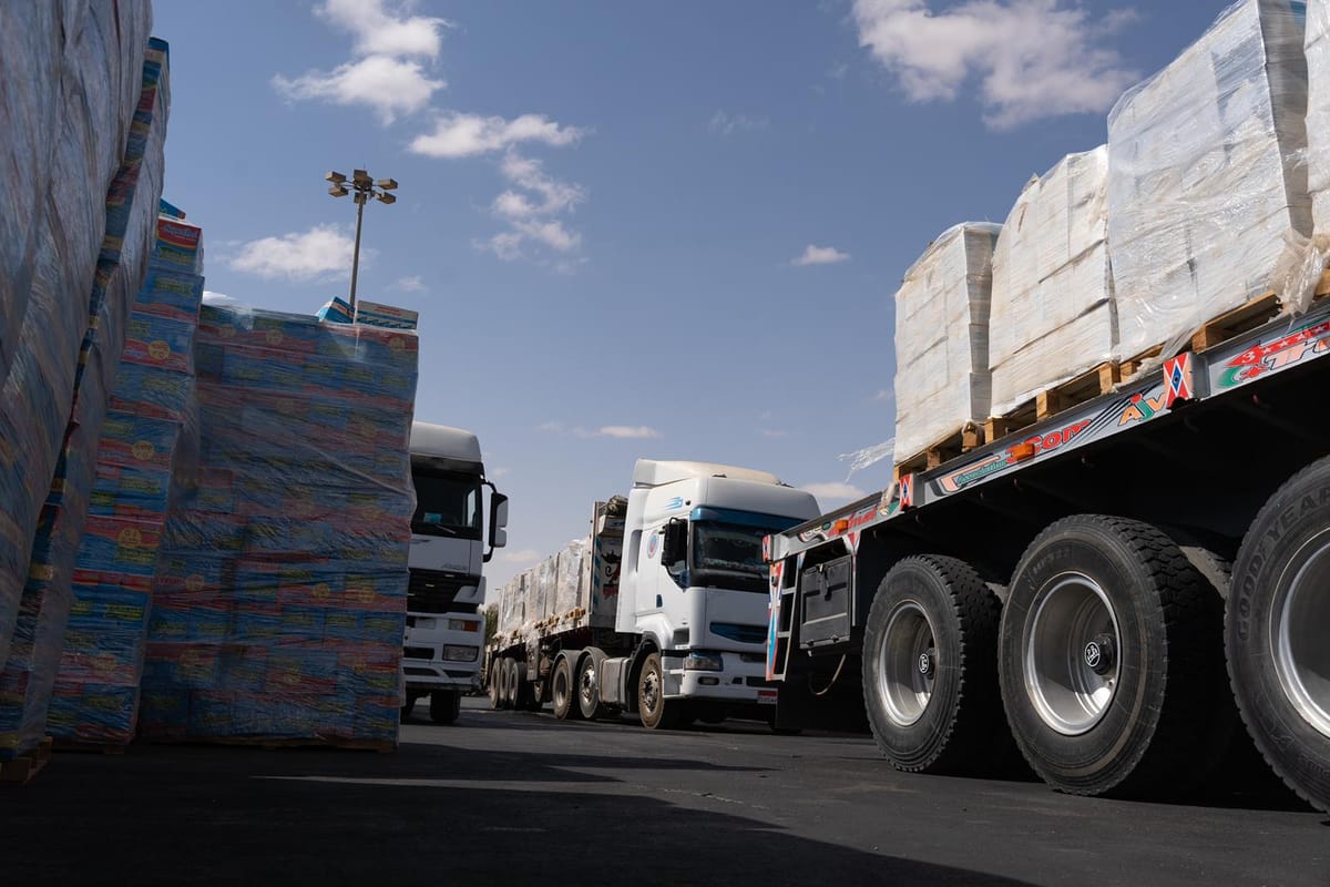 Camiones con ayuda humanitaria para Gaza a la espera en el cruce de Rafah. Foto: @cogatonline (X)
