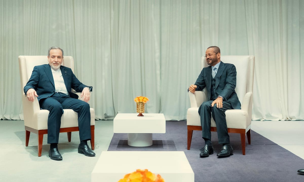 Badr al Busaidi, ministro de Exteriores de Omán (derecha) y eyed Abbas Araghchi, su homólogo iraní. Foto: @FMofOman (X)