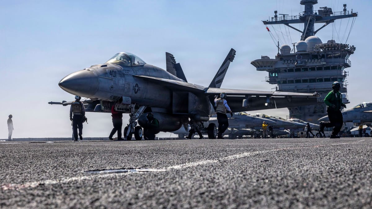 Imagen de archivo de un caza en un portaaviones del Comando Central Estadounidense. Foto: @CENTCOM (X)
