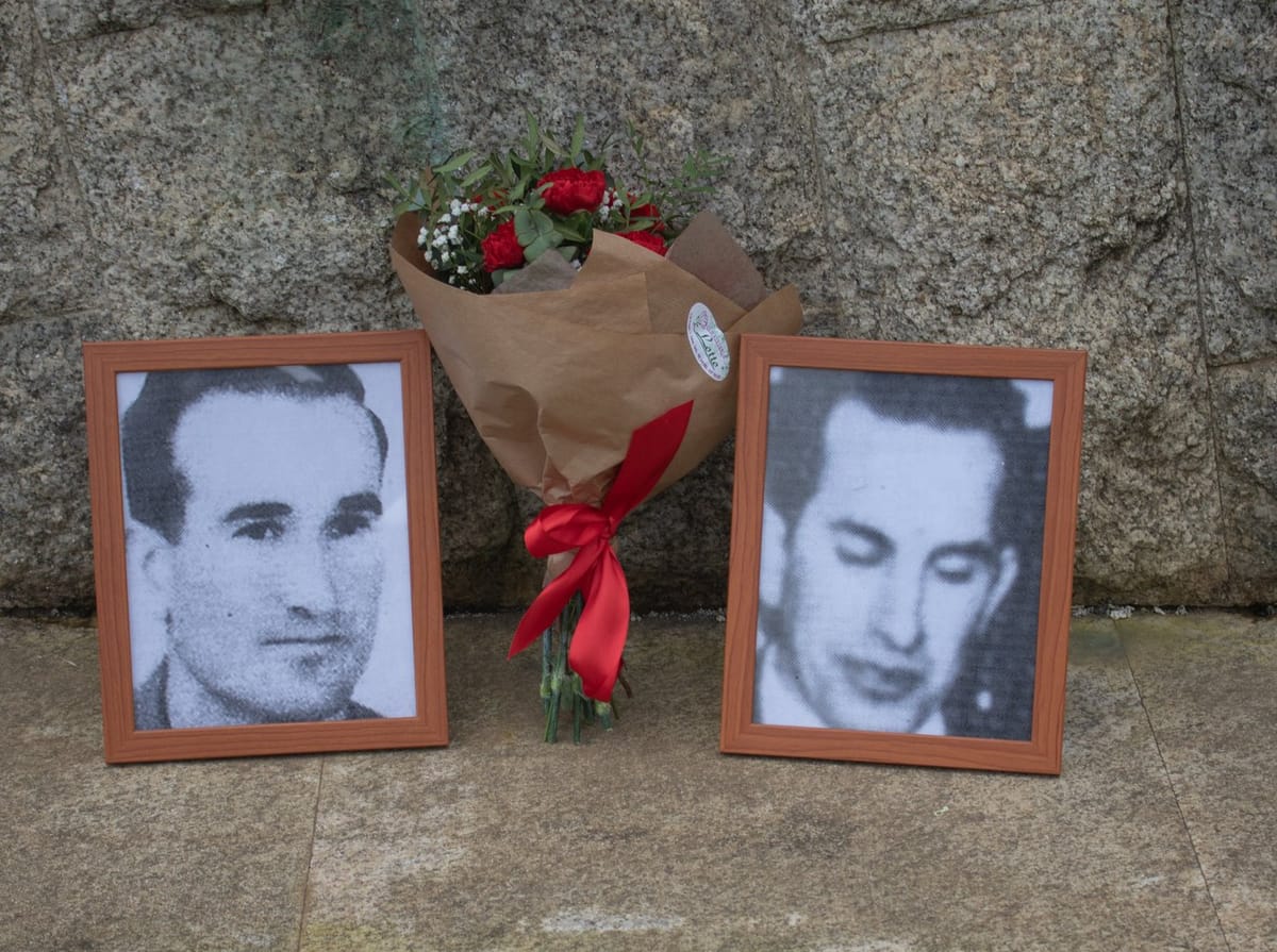 Entrega floral e imágenes de Amador Rey y Daniel Niebla puestas por la Coordinadora da Mocidade Socialista (CMS) en el monumento a los obreros asesinados en Ferrol.