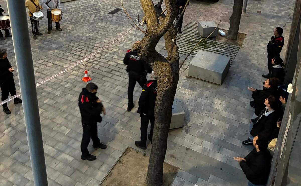 Desahucio de una familia con tres menores en El Masnou. Foto: @Maresme_SHSC (X)