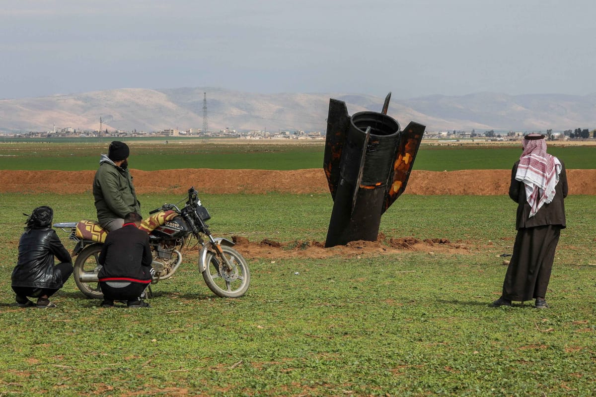 Restos de un misil al noreste de Siria, cerca de la frontera con Turquía. Foto: vía @TugayEr (X)