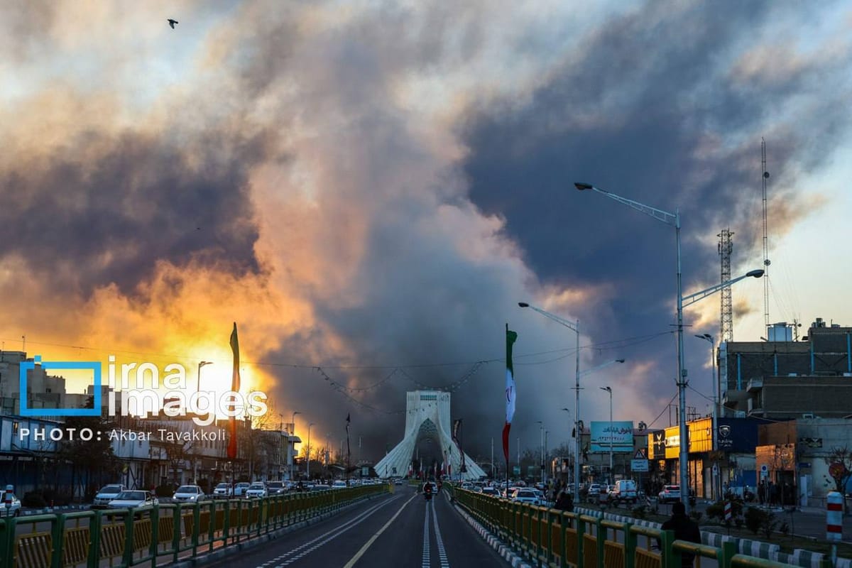 Columnas de humo en Teherán por bombardeos israelíes y estadounidenses. Foto: Irna Images/Akbar Tavakkoli