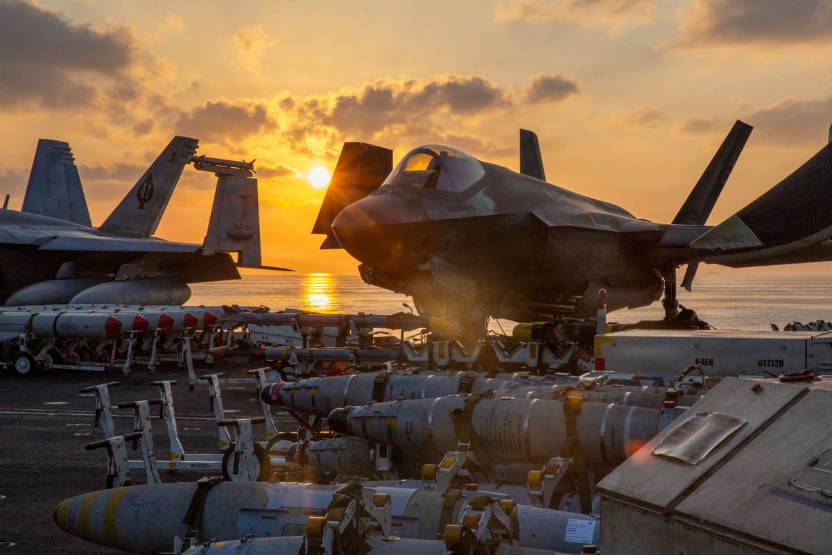 Imagen de archivo de cazas estadounidenses en un portaaviones del Comando Central en el Oceano Índico. Foto: @CENTCOM (X)