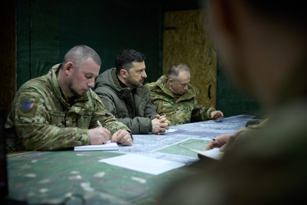 Imagen de archivo de Volodimir Zelensky junto con miembros de las fuerzas armadas ucranianas. Foto: @ZelenskyyUa (X)