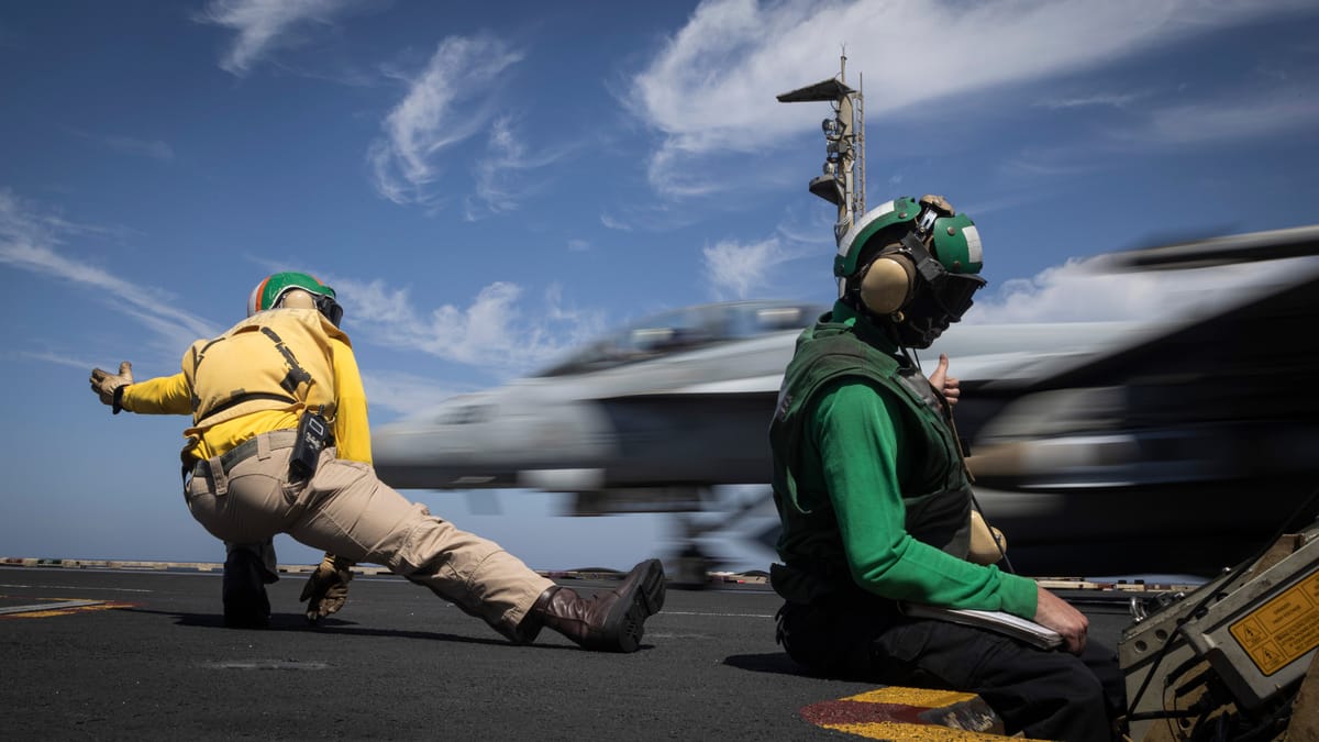 Despegue de un caza estadounidense en un portaaviones en la Operación 'Furia Épica' en Irán. Foto: @CENTCOM (X)