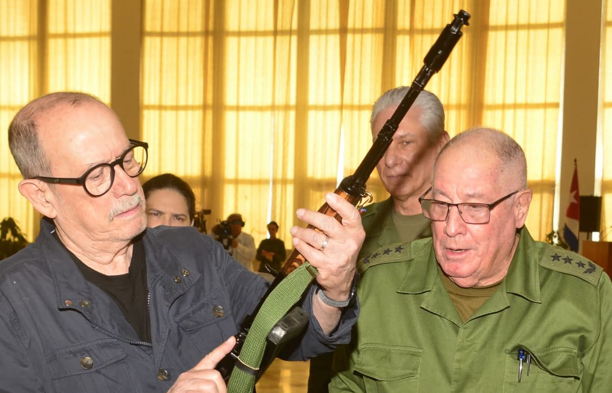 Silvio Rodríguez recbidiendo el fusil AKM en un acto oficial. Foto: Minfar Cuba