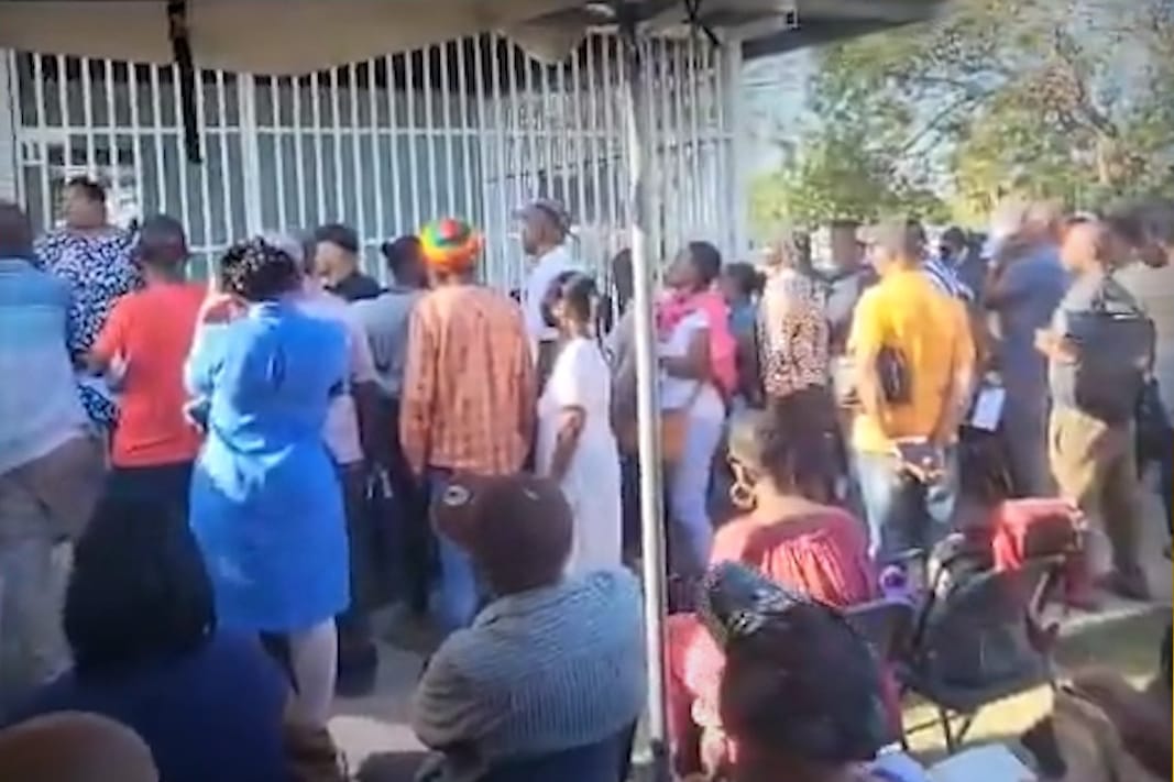 Jamaicanos hacen cola para ser atendidos por médicos cubanos. Foto: AJ+