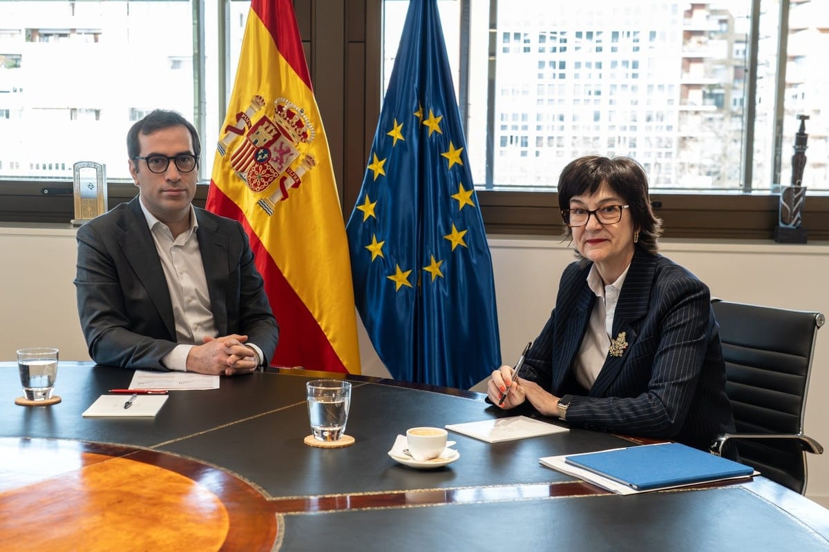 A la izquierda, el ministro de Economía español Carlos Cuerpo. Foto: @carlos_cuerpo (X)