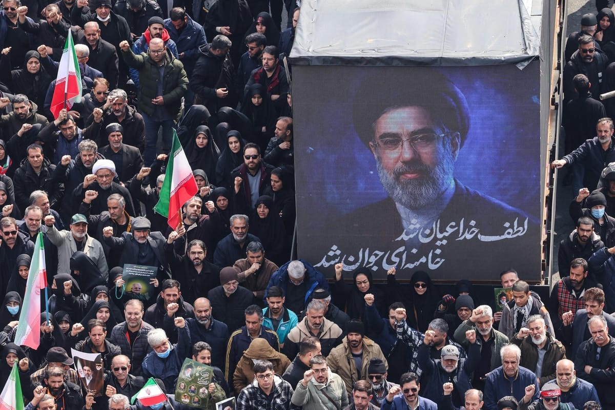 Un funeral de soldados de la Guardia Revolucionaria en Irán. Foto: ATTA KENARE / AFP via Getty Images