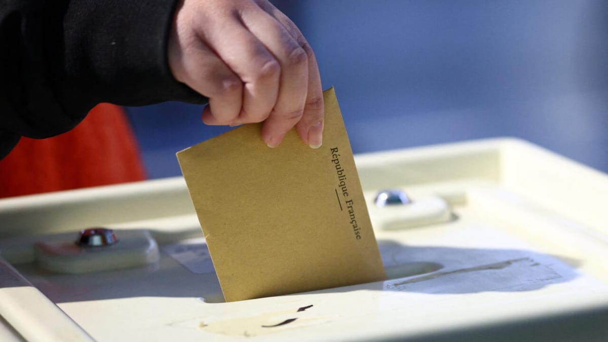 Imagen de archivo de un voto en una urna electoral francesa. Foto: @France24_es (X)