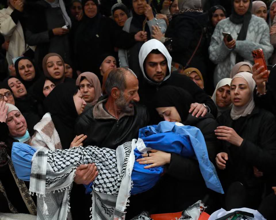 Palestinos de Cisjordania despiden a sus seres queridos asesinados por las fuerzas israelíes. Foto: @QudsNen (X)