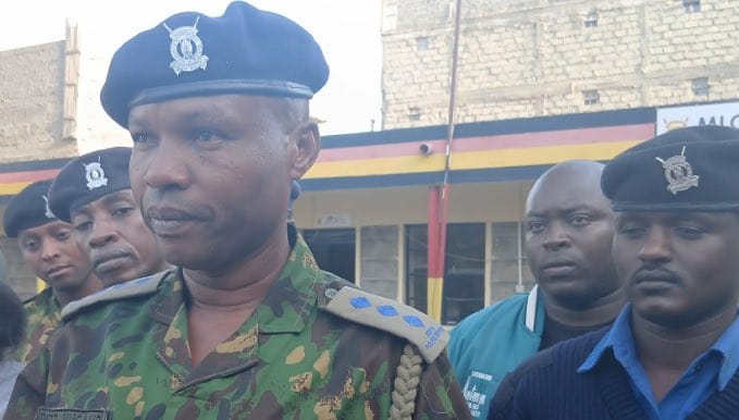 Imagen de archivo del oficial keniano Peter Mugambi, citado a comparecer ante el tribunal por el montaje policial contra Booker Omole .Foto: @BookerBiro (X)