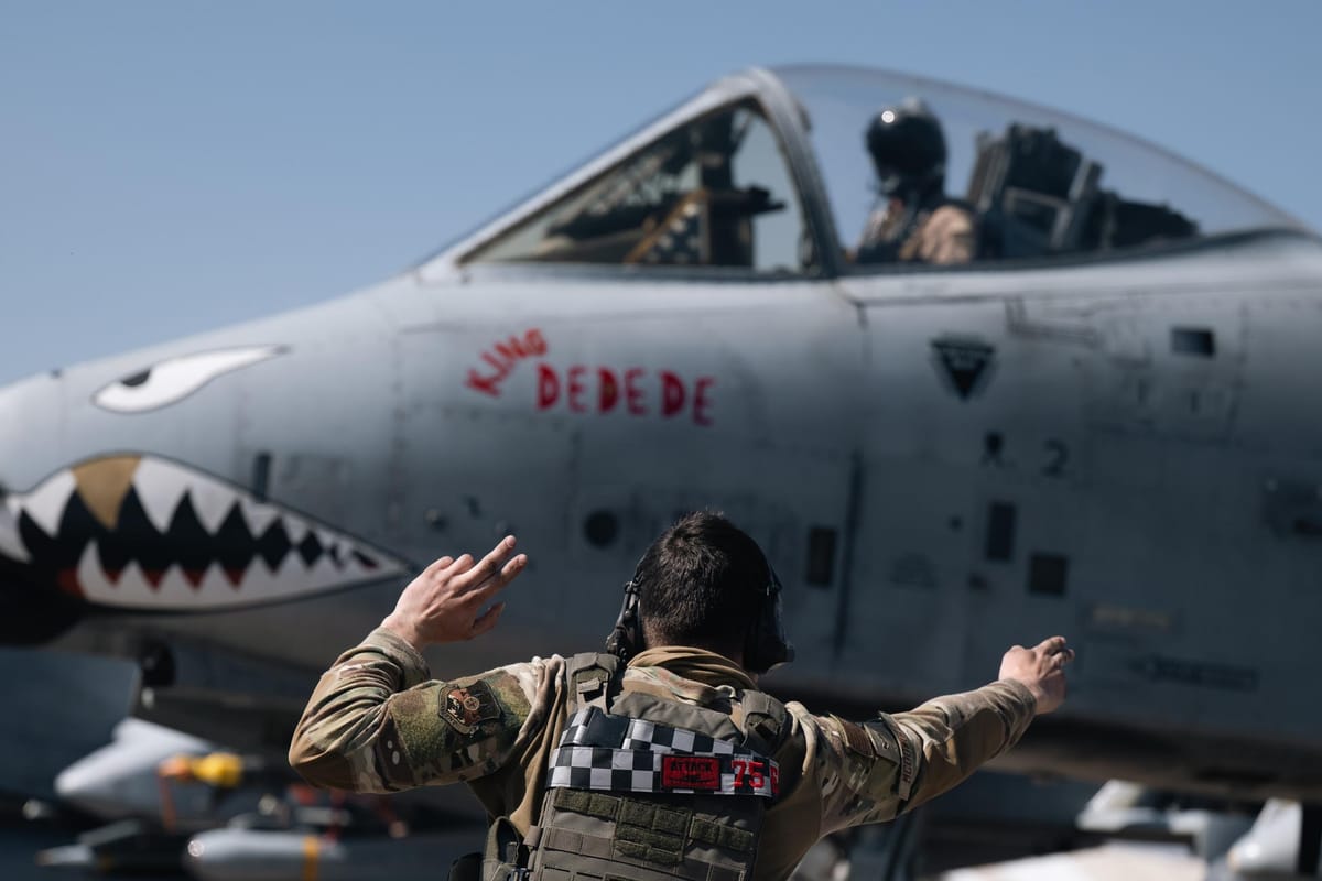 Imagen de archivo de un despegue en un portaaviones estadounidense. Foto: @CENTCOM (X)