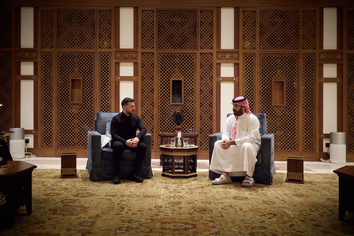 Volodimir Zelensky y Mohamed bin Salman en Arabia Saudí en la firma del acuerdo de cooperación militar. Foto: vía @ZelenskyyUa (X)