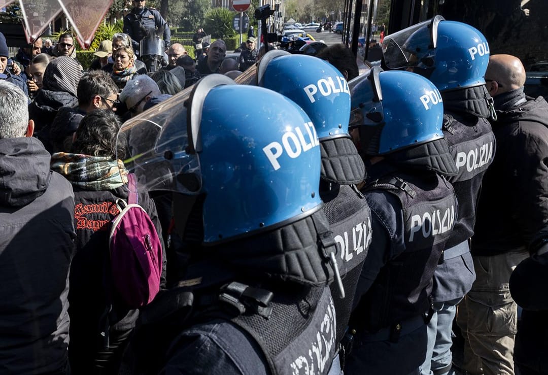 La policía italiana vigilando un homenaje a anarquistas fallecidos. Foto: Ansa/MASSIMO PERCOSSI vía @rtl1025 (X)
