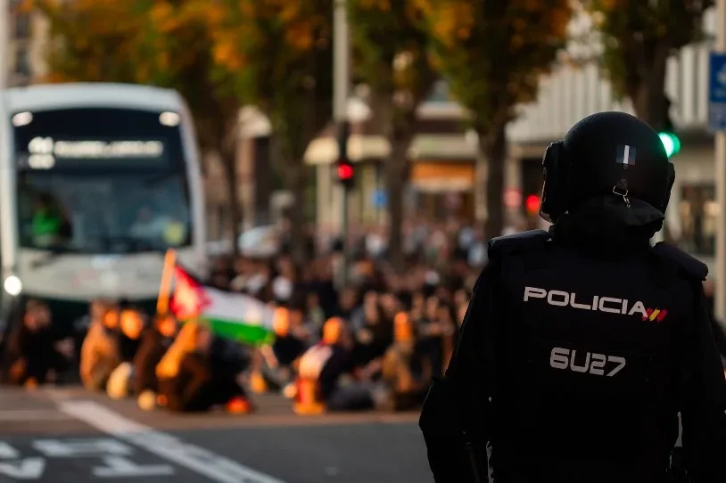 Imagen de archivo de un agente de la UIP ante una protesta propalestina en Iruñea. Foto: Gedar Langile Kazeta