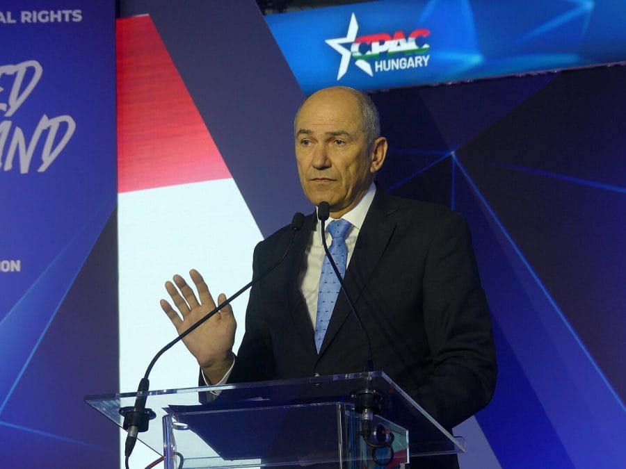 Imagen de archivo el líder ultraderechista esloveno Janez Janša en la cumbre CPAC de la extrema derecha en Hungría. Foto: hrvatski-glasnik.com