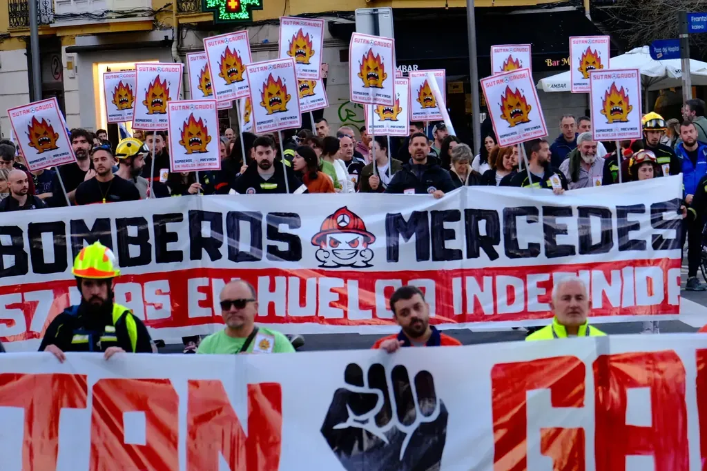 Manifestación de trabajadores de Gasteiz liderada por los bomberos industriales de Mercedes. Foto: Gedar Langile Kazeta
