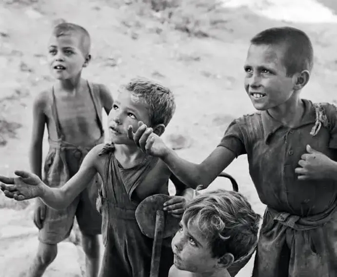 Imagen de archivo de niños españoles pidiendo limosna en los tiempos de la autarquía franquista. Foto: Getty Images