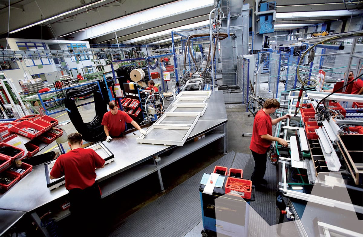 Imagen de archivo de operarios en una fábrica. Foto: empleosurgentes.com