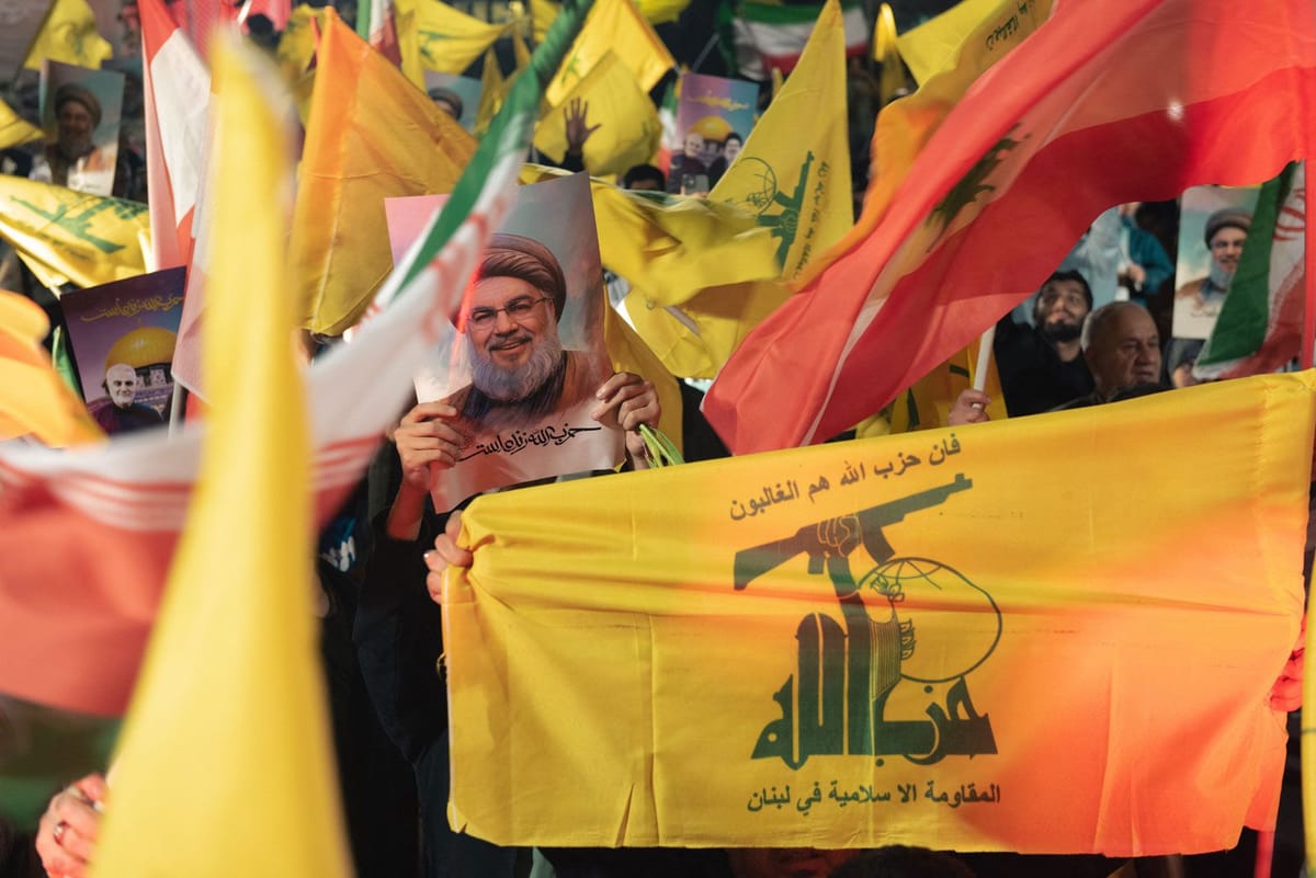Imagen de archivo de banderas de Hezbollah y la imagen del anterior secretario general Hassan Nasrallah en Líbano. Foto: vía Britannica