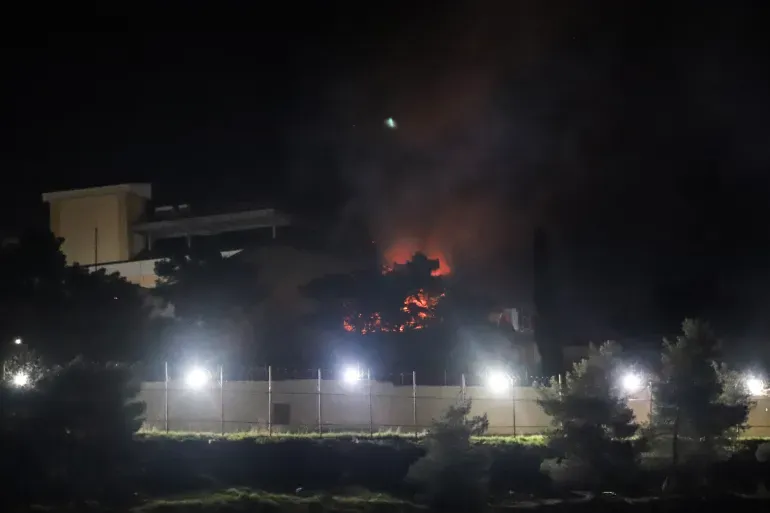 Una fotografía muestra un incendio en el lugar de un ataque con drones en la ciudad nororiental iraquí de Sulaimaniyah, en la región autónoma kurda, 3 de marzo de 2026 Foto: AFP