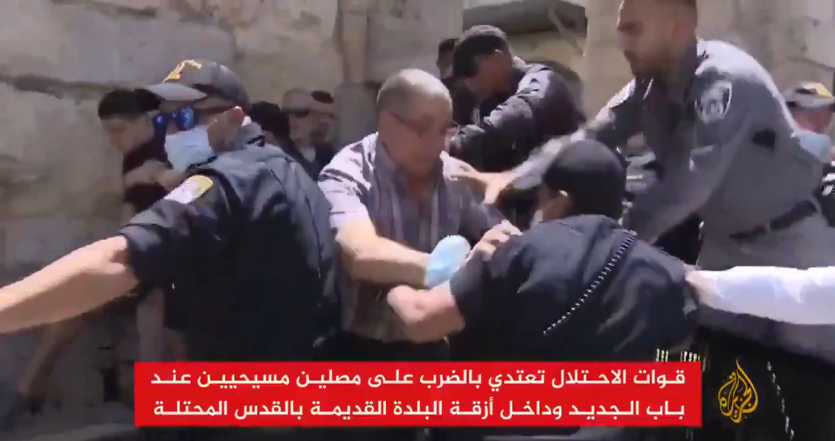 Carga de policías israelíes contra cristianos en Jerusalén en el Domingo de Ramos. Fotograma: Al Jazeera