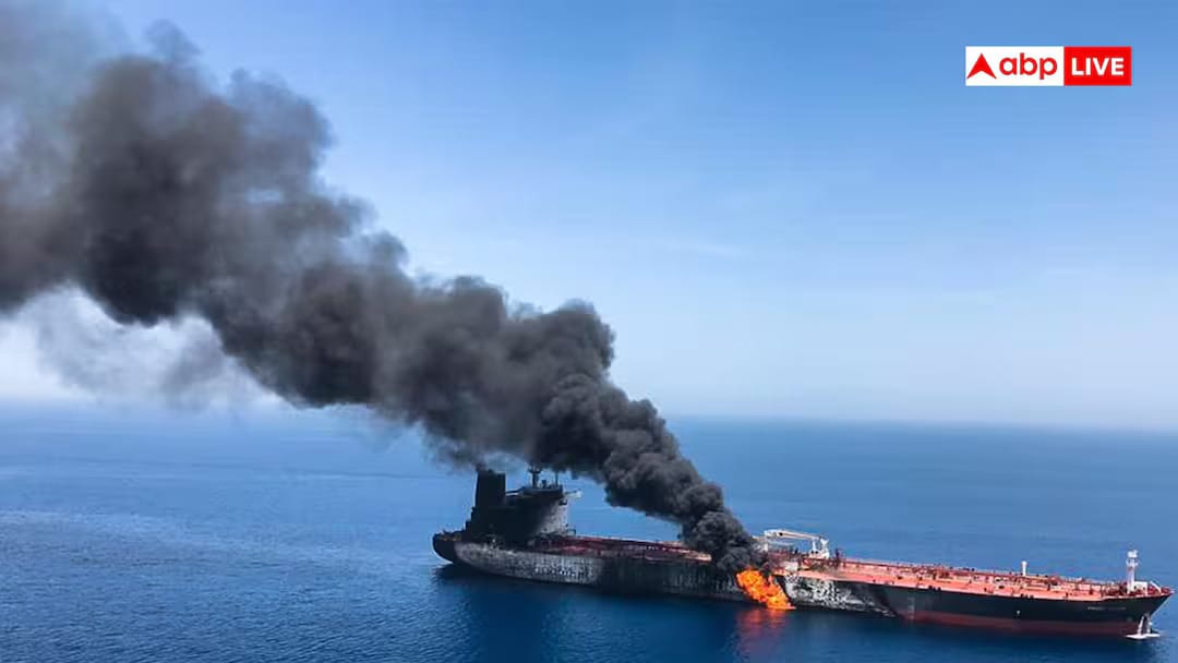 Buque petrolero ardiendo en el Golfo Pérsico. Foto: ABP