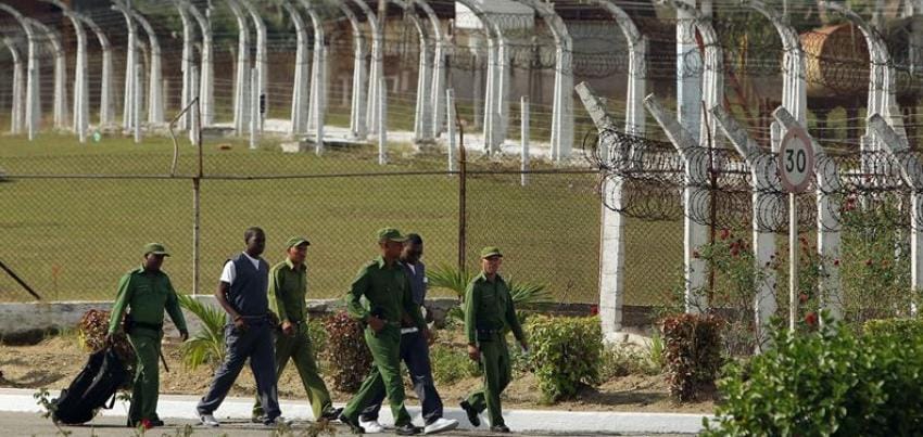 Imagen de archivo de guardias y reculsos desde el exterior de una prisión en Cuba. Foto: vía EFE