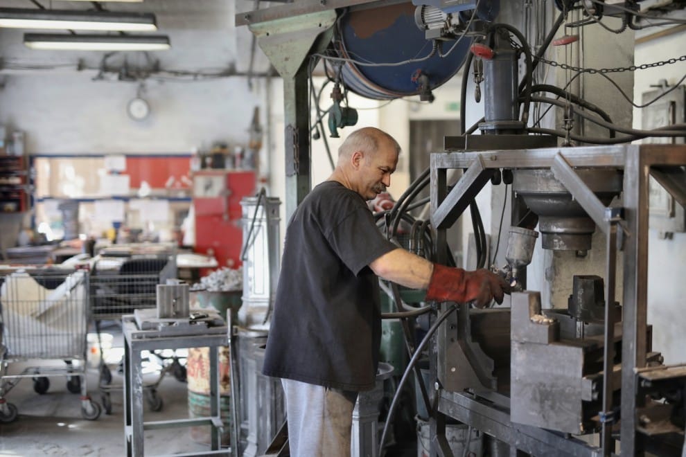 Una persona de avanzada edad trabaja en un taller. Foto: cartv.es