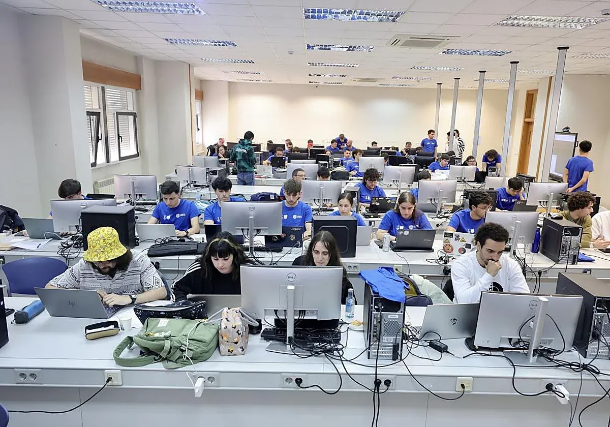 Alumnos de Ingeniería Informática y de Telecomunicaciones participantes en el ejercicio de ciberataques de la OTAN en Valladolid. Foto: Carlos Espeso/El Norte de Castilla