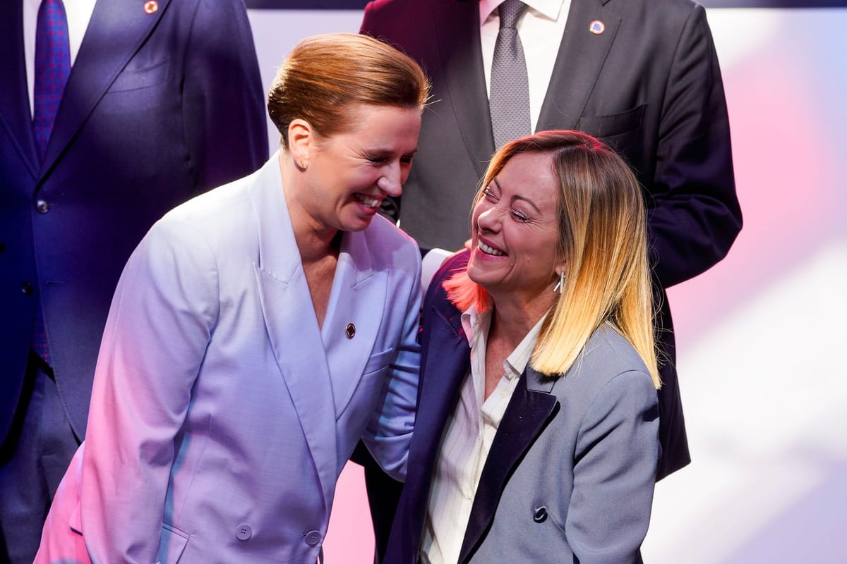 Imagen de archivo de la primera ministra danesa Mette Frederiksen y su homóloga italiana Giorgia Meloni. Foto: vía aftenposten.no