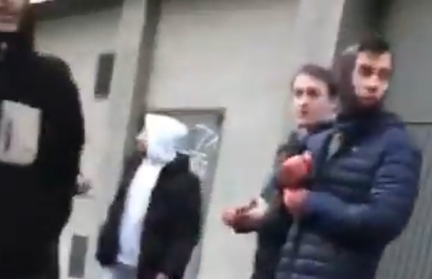 El neofascista fallecido en Lyon, Quentin Deranque y sus compañeros en Lyon, después de un enfrentamiento con antifascistas.