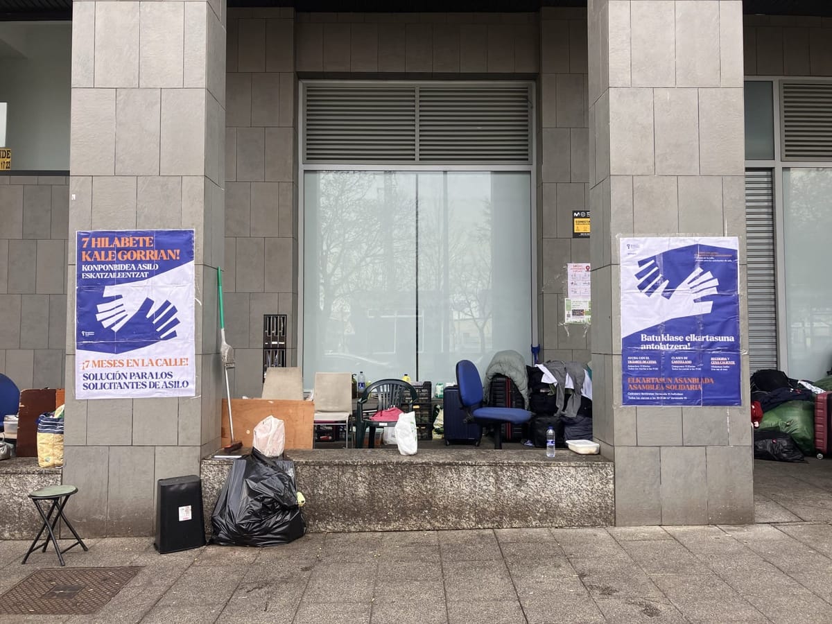 Enseres de solicitantes de asilo obligados a dormir en la calle en Gasteiz. Foto: Sindicato Socialista de Vivienda de Gasteiz