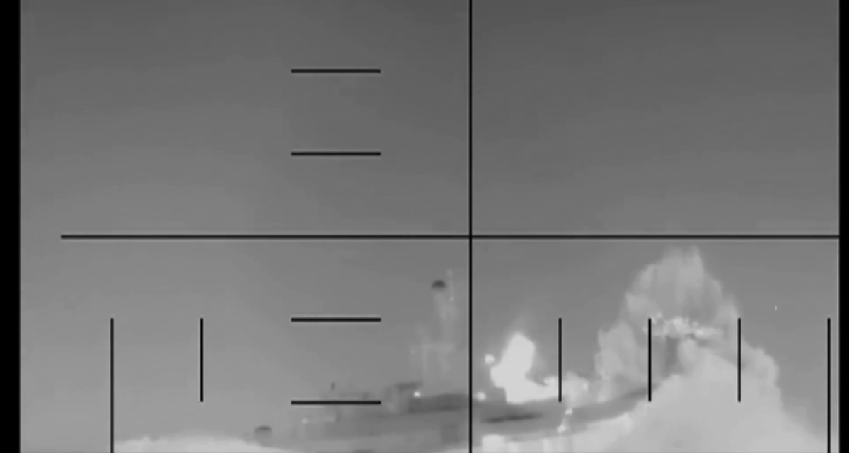 EE.UU. hunde un buque de guerra iraní con un torpedo