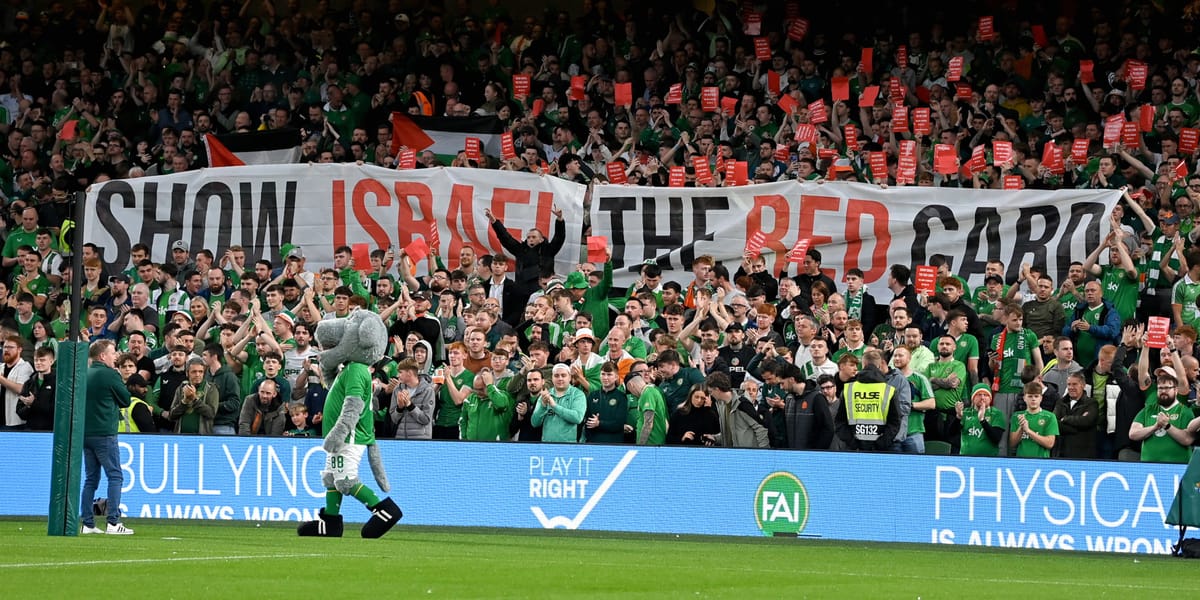 Pancarta en un partido de la selección Irlandesa: "Tarjeta roja a Israel". Foto: AFP