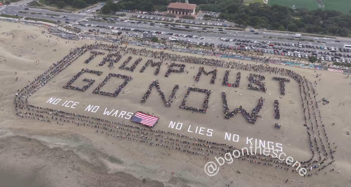 Manifestantes del movimiento “No Kings” en Ocean Beach (San Francisco, California), forman un mensaje: “¡TRUMP DEBE IRSE YA!”. Foto: @bgonthescene