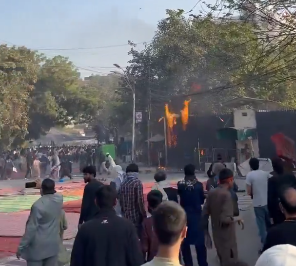 Manifestantes atacan el consulado estadounidense en Lahore (Pakistán). Fotograma: X