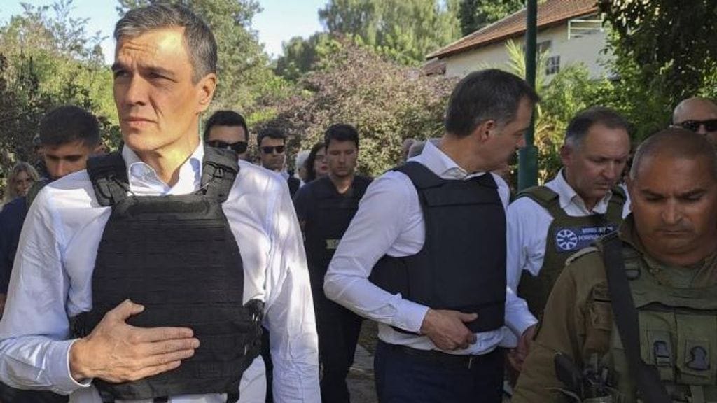 Imagen de archivo de Pedro Sánchez acompañado de soldados israelíes en la Palestina ocupada en 2023. Foto: vía Telecinco